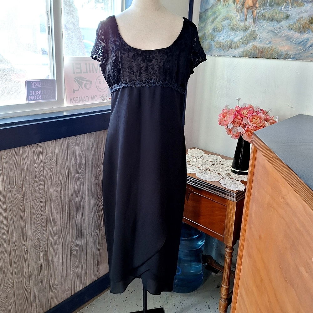 Vintage Niki Crepe Dress With Velvet Accents Shift Size 14, RN#75308